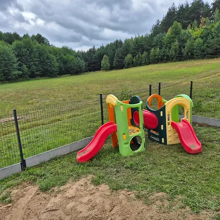 W Skolitach بيت خشبي *